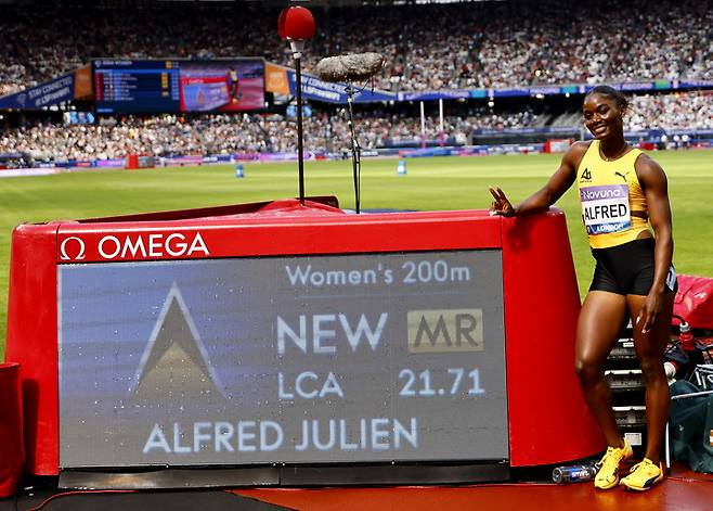2025년 7월 19일, 영국 런던에서 열린 다이아몬드 리그 육상 대회 여자 200m 경기에서 세인트루시아의 줄리엔 알프레드가 새로운 대회 기록(MR)으로 우승을 차지한 뒤 환호하고 있다.
