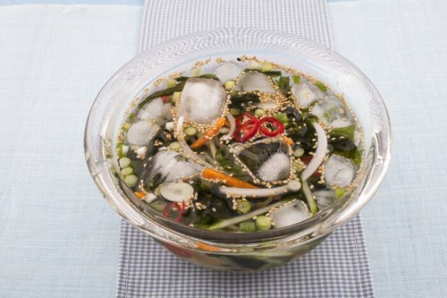 식초를 넣은 미역오이냉국은 시큼한 맛과 함께 혈당 억제 효과를 낼 수 있다. [사진=클립아트코리아]