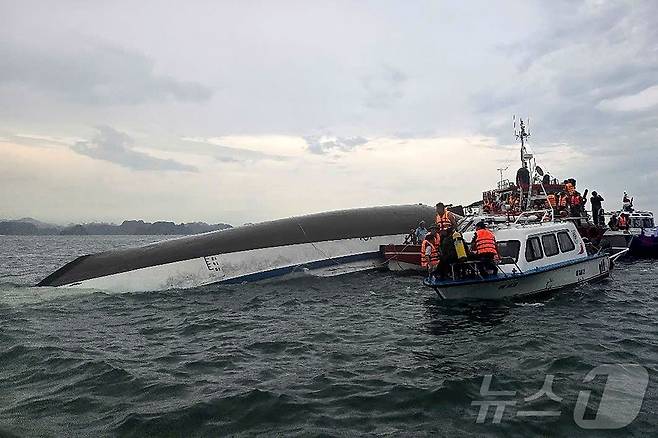 19일 베트남 하롱베이에서 유람선이 전복돼 구조작업이 진행되고 있다. 2025.07.19 ⓒ AFP=뉴스1 ⓒ News1 이지예 객원기자