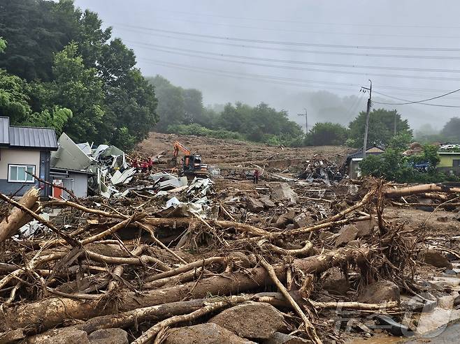 20일 오전 경남 산청군 산청읍 부리마을 산사태 현장에서 소방대원 등 관계자들이 실종자 수색 작업을 이어가고 있다. 2025.7.20/뉴스1 ⓒ News1 한송학 기자