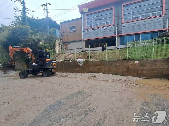 강원 춘천 후평동의 한 초등학교 옹벽 토사 유출 현장.(강원도소방본부 제공, 재판매 및 DB금지)
