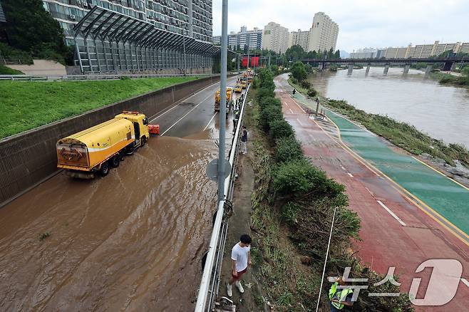 경기 북부 지역에 내린 집중 호우로 서울 중랑천 수위가 상승한 20일 오전 서울 노원구 월계1교 인근 동부간선도로에서 서울시설관리공단 관계자들이 도로 정비작업을 하고 있다. 서울시는 이날 오전 2시 37분부로 동부간선도로 수락지하차도부터 성수JC 구간의 양방향 교통을 전면 통제 중이라고 밝혔다. 2025.7.20/뉴스1 ⓒ News1 황기선 기자