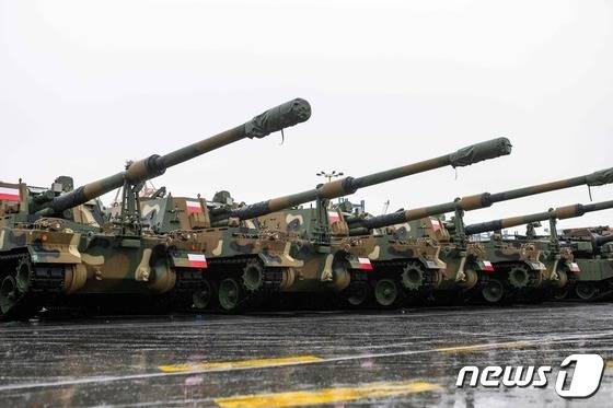 폴란드 그디니아의 해군기지에 도착한 '한국산 명품무기' K-2 전차와 K-9 자주포의 첫 수출 물량이 도열되어 있다. ⓒ AFP=뉴스1 ⓒ News1 우동명 기자