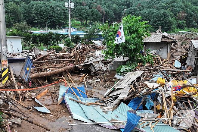20일 경기 가평군 신상리의 한 야산에서 산사태가 발생해 주택이 파손되어 있다.   2025.7.20/뉴스1 ⓒ News1 신웅수 기자