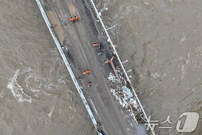 20일 경기 가평군 조종면 대보교에서 물이 범람하는 사고가 발생해 소방대원들이 현장을 통제하고 있다.  2025.7.20./뉴스1 ⓒ News1 신웅수 기자