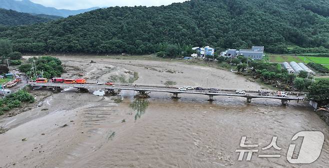 20일 경기 가평군 조종면 대보교에서 물이 범람하는 사고가 발생해 소방대원들이 현장을 통제하고 있다.  2025.7.20./뉴스1 2025.7.20/뉴스1 ⓒ News1 신웅수 기자