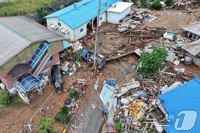 20일 경기 가평군 신상리의 한 야산에서 산사태가 발생해 주택이 파손되어 있다.  2025.7.20/뉴스1 ⓒ News1 신웅수 기자