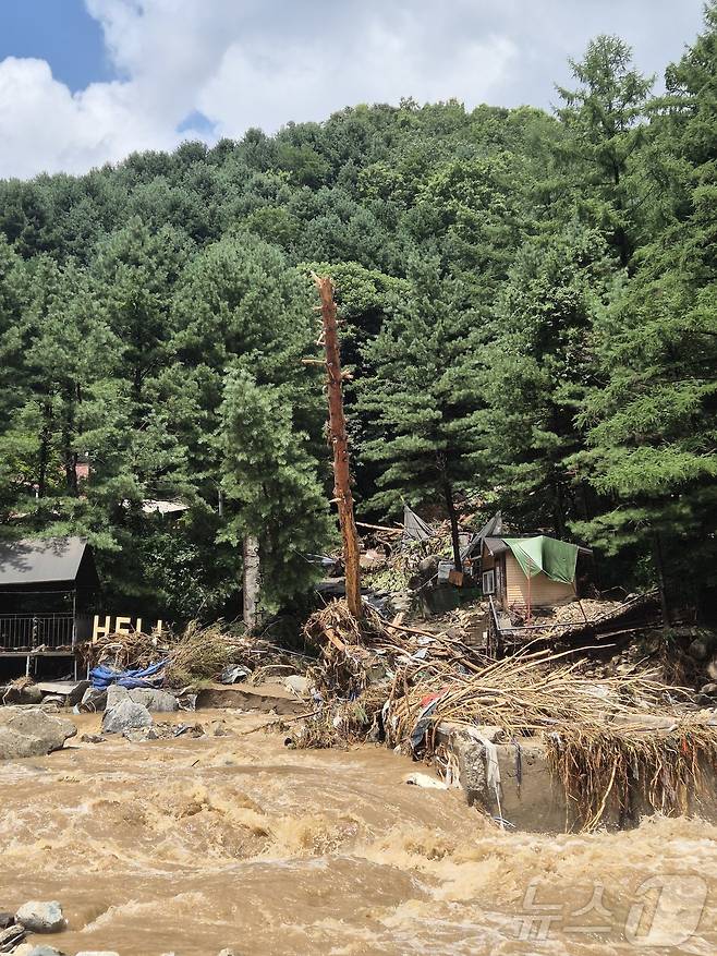 20일 경기 가평군 조종면 마일1리 한 펜션에서 산사태가 발생하고 다리가 끊기면서 투숙객들이 고립됐다. 이 펜션 1개 동엔 일가족 3명이 매몰된 것으로 추정된다. 2025.7.20/뉴스1 ⓒ News1 양희문 기자