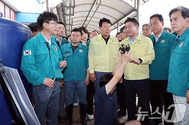 윤호중 행정안전부 장관이 20일 오전 호우로 침수 피해를 입은 충남 당진군 전통시장을 방문하여 응급복구 상황 등을 점검하고 있다. (행정안전부 제공. 재판매 및 DB 금지)