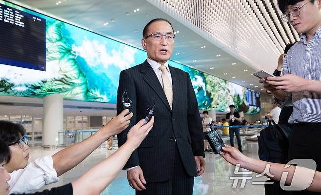 위성락 국가안보실장이 방미 일정을 마치고 9일 인천국제공항을 통해 귀국해 취재진의 질문에 답하고 있다. 위 국가안보실장은 미국 워싱턴 DC에서 마코 루비오 미국 국무장관 겸 국가안보보좌관을 비롯한 인사들을 만나며 관세, 한미정상회담 등 양국 현안 논의를 마치고 귀국했다. 2025.7.9/뉴스1 ⓒ News1 이승배 기자