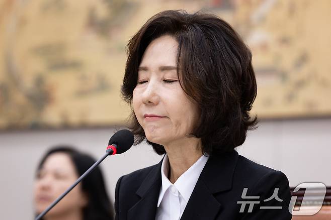 이진숙 사회부총리 겸 교육부 장관 후보자가 16일 오전 서울 여의도 국회 교육위원회에서 열린 인사청문회에서 의원 질의를 들으며 눈을 감고 있다. 2025.7.16/뉴스1 ⓒ News1 유승관 기자