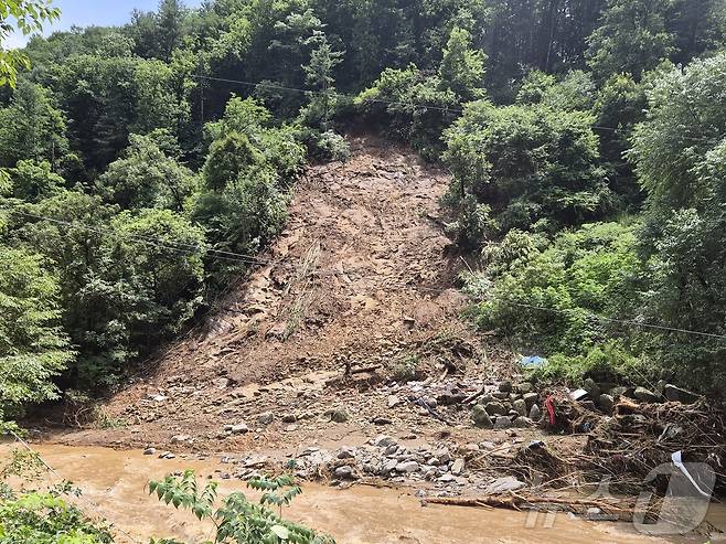 20일 경기 가평군 조종면 마일1리에서 집중호우로 인한 산사태가 발생했다. 인근 펜션엔 투숙객 3명이 매몰돼 구조를 기다리고 있다.2025.7.20/뉴스1 ⓒ News1 양희문 기자