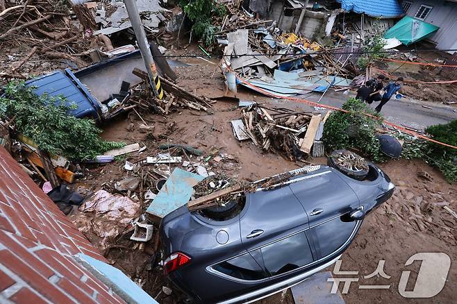 20일 경기 가평군 신상리의 한 야산에서 산사태가 발생해 차량이 넘어져 있다. 이 산사태로 주민 4명이 매몰돼 3명은 구조했고 70대 여성 1명은 숨졌다. 2025.7.20/뉴스1 ⓒ News1 신웅수 기자