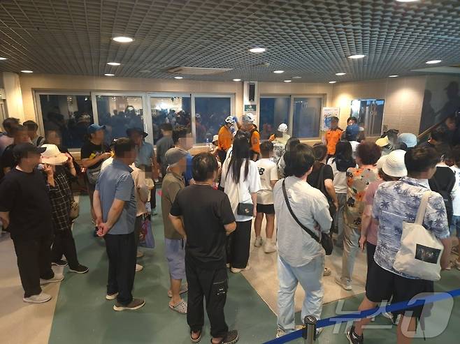 20일 오후 강원 속초시 설악산국립공원 설악산케이블카 권금성 대기소에서 있던 승객들이 하차장에 무사히 도착했다. 소방 당국은 승객들의 안전을 살폈다. 윤왕근 기자 2025.7.20/뉴스1 ⓒ News1 윤왕근 기자