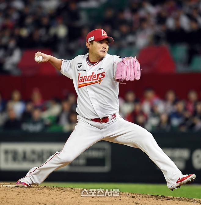 SSG 노경은이 17일 인천 SSG랜더스필드에서 열린 2025 KBO리그 한화와 경기 7회초 등판해 힘차게 공을 던지고 있다. 문학 | 박진업 기자 upandup@sportsseoul.com