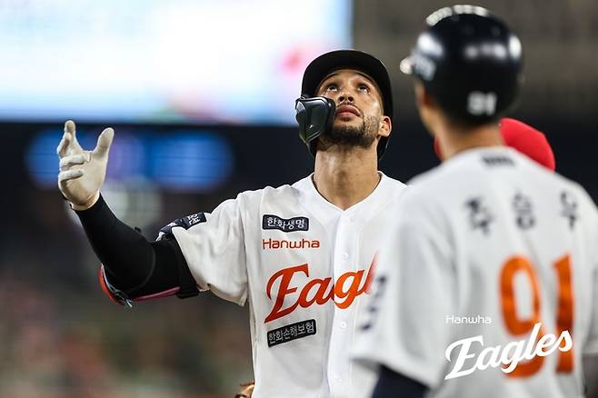 리베라토가 적시타를 친 뒤 세리머니를 펼치고 있다. 사진 | 한화 이글스