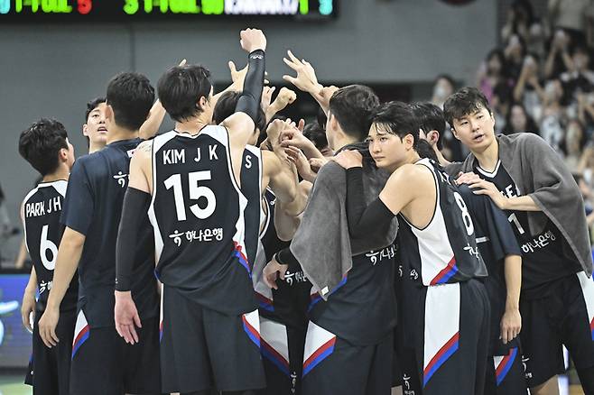 대표팀이 승리를 거둔 뒤 세리머니를 펼치고 있다. 사진 | 대한민국농구협회