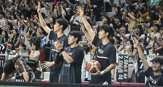 대표팀 선수들이 환호를 하고 있다. 사진 | 대한민국농구협회