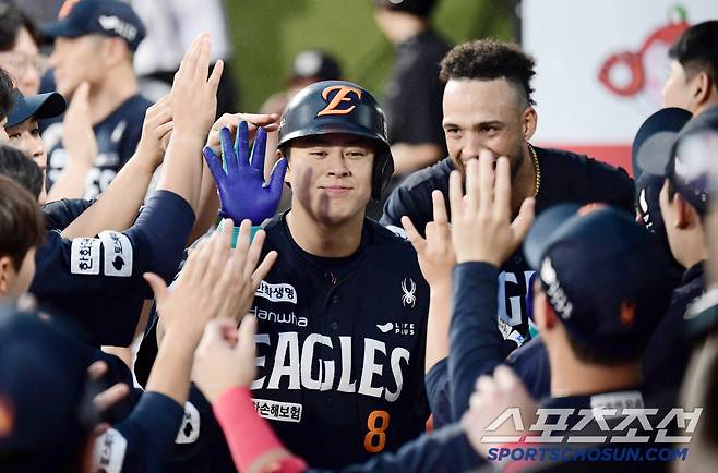 5회초 KT 우규민 상대 솔로홈런을 날린 한화 노시환.