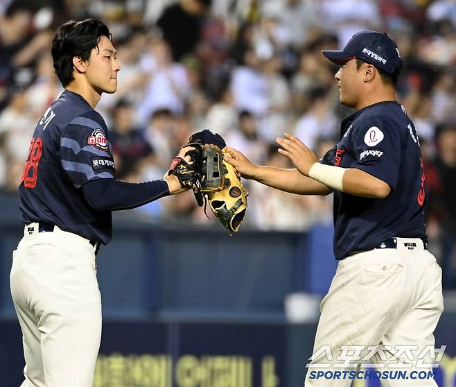 19일 잠실야구장에서 열린 롯데와 LG의 경기, 7회말 2사 2루 위기를 무실점으로 끝낸 롯데 홍민기가 자신의 견제구를 몸으로 막아줬던 1루수 정훈을 맞이하고 있다. 잠실=허상욱 기자wook@sportschosun.com/2025.07.19/