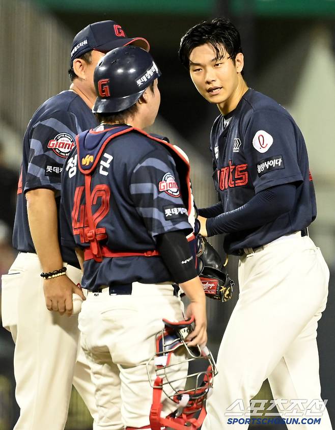 19일 잠실야구장에서 열린 롯데와 LG의 경기, 8회말 롯데 홍민기가 마운드를 내려가고 있다. 잠실=허상욱 기자wook@sportschosun.com/2025.07.19/