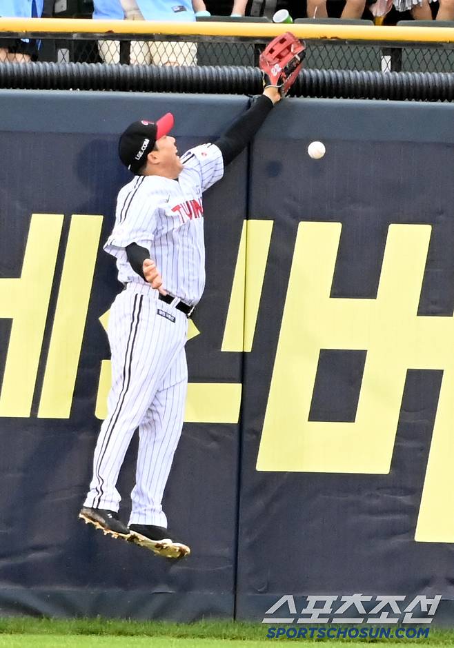19일 잠실야구장에서 열린 롯데와 LG의 경기, 2회초 LG 좌익수 김현수가 롯데 유강남의 타구를 잡으려 점프하고 있다. 잠실=허상욱 기자wook@sportschosun.com/2025.07.19/
