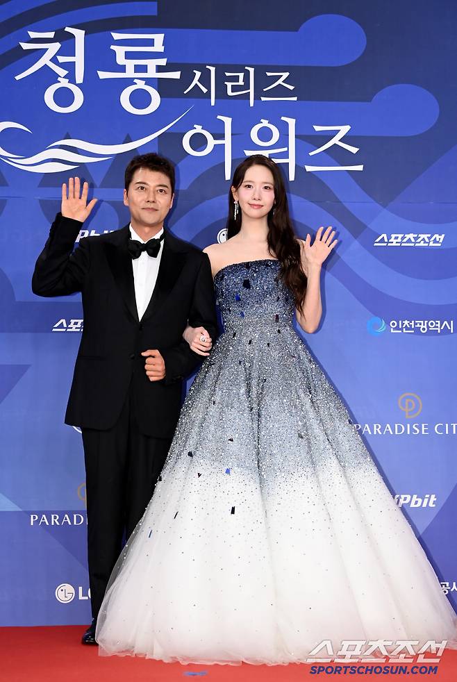 제4회 청룡시리즈어워즈(Blue Dragon Series Awards)가 18일 인천 파라다이스시티에서 열렸다. 시상식 전 진행된 레드카펫 행사에서 MC 전현무와 임윤아가 포즈를 취하고 있다. 인천=허상욱 기자wook@spotrtschosun.com/2025.07.18/