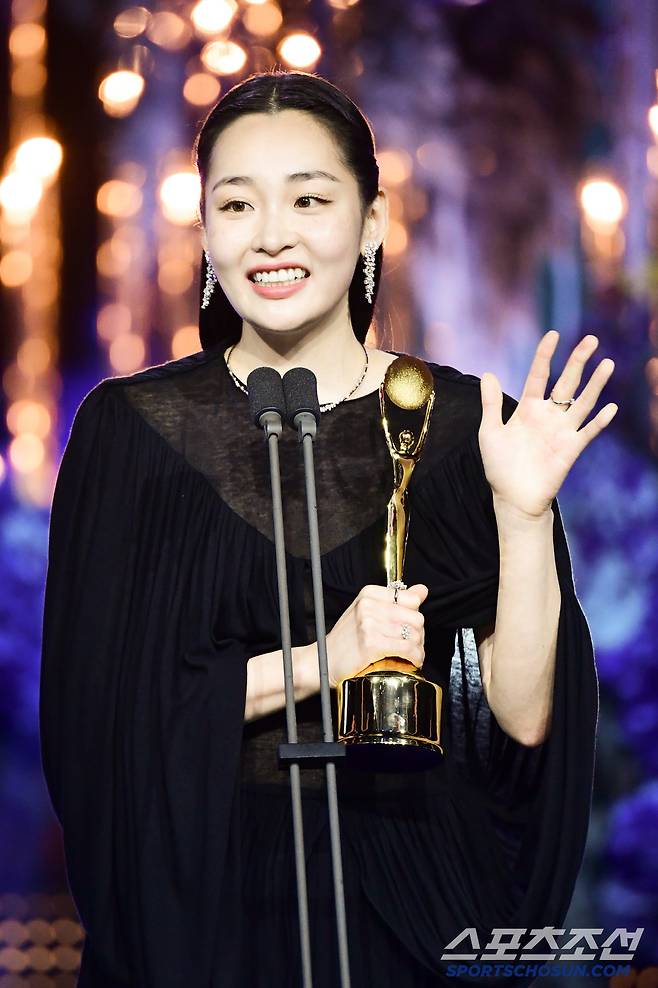 제4회 청룡시리즈어워즈(Bluedragon Series Awards)가 18일 인천 파라다이스시티에서 열렸다. 신인여우상을 수상한 김민하가 수상 소감을 말하고 있다. 인천= 허상욱 기자 wook@sportschosun.com/2025.07.18/