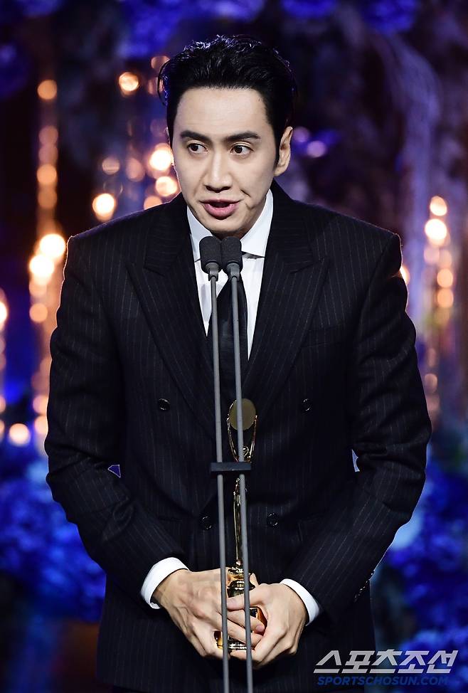 제4회 청룡시리즈어워즈(Bluedragon Series Awards)가 18일 인천 파라다이스시티에서 열렸다. 남우조연상을 수상한 이광수가 수상 소감을 말하고 있다. 인천=허상욱 기자 wook@sportschosun.com/2025.07.18/