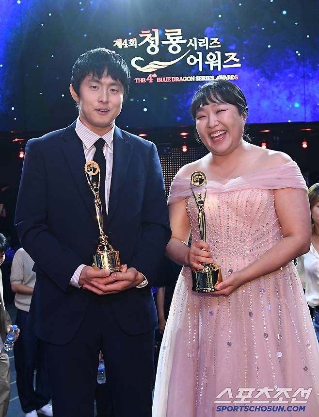 제4회 청룡시리즈어워즈(Blue dragon Series Awards)가 18일 인천 파라다이스시티에서 열렸다. 수상한 기안84, 이수지가 기념 촬영을 하고 있다. 인천=허상욱 기자 wook@sportschosun.com/2025.07.18/