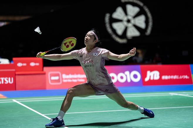 South Korea?s An Se-young hits a return against China's Wang Zhiyi during their women's singles final match on the final day of the Japan Open badminton tournament at Tokyo Gymnasium in Tokyo on July 20, 2025. (Photo by Yuichi YAMAZAKI / AFP)<저작권자(c) 연합뉴스, 무단 전재-재배포, AI 학습 및 활용 금지>