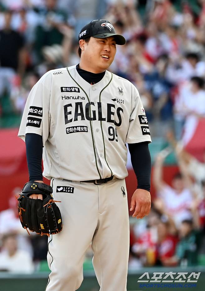 29일 인천SSG랜더스필드에서 열린 한화와 SSG의 경기, 2회말 류현진이 에레디아에 선제 솔로홈런을 허용하며 아쉬움의 미소를 짓고 있다. 인천=허상욱 기자wook@sportschosun.com/2025.06.29/