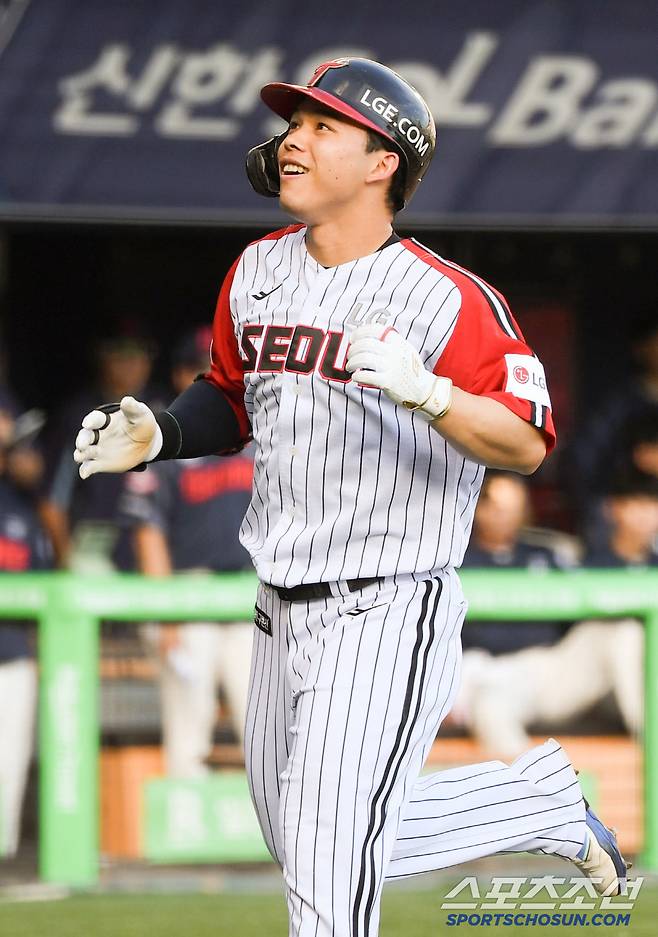 20일 잠실구장에서 열린 LG 트윈스와 롯데 자이언츠의 경기. 1회말 1사 LG 문성주가 솔로포를 날린 뒤 환호하고 있다. 잠실=박재만 기자 pjm@sportschosun.com/2025.07.20/