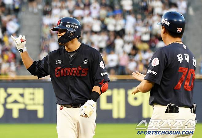 20일 잠실구장에서 열린 LG 트윈스와 롯데 자이언츠의 경기. 6회초 2사 1,3루 롯데 김민성이 적시타를 날린 뒤 환호하고 있다. 잠실=박재만 기자 pjm@sportschosun.com/2025.07.20/