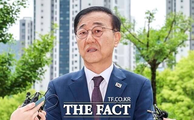 김윤덕 국토부 장관 후보자가 지난 15일 오전 경기 과천시 정부과천청사로 출근하며 취재진 질의에 답하고 있다. /뉴시스