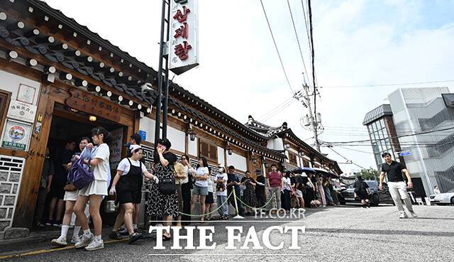 초복인 20일 오전 서울 종로구의 한 삼계탕집 앞에 삼계탕을 먹으려는 시민들이 줄 서 있다. /박헌우 기자