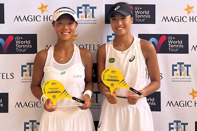 '2025 W35 튀니지 모나스티르' 여자복식 챔피언에 오른 백다연(왼쪽)-구연우. 사진/NH농협은행 여자테니스단 제공