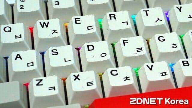 키캡은 플라스틱 키를 짜맞춘 이중 사출 구조를 적용했다. (사진=지디넷코리아)