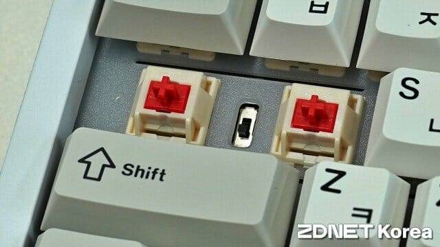 무선 온/오프 스위치는 캡스록 키를 빼야 찾을 수 있다. (사진=지디넷코리아)