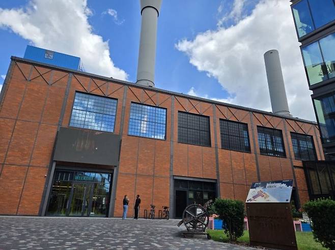 지난달 25일 찾은 폴란드 바르샤바에 위치한 포비슬레 상업단지. 과거 석탄발전소에서 사용하던 굴뚝은 파노라마 엘리베이터로 사용하고 있다. 주상돈 기자