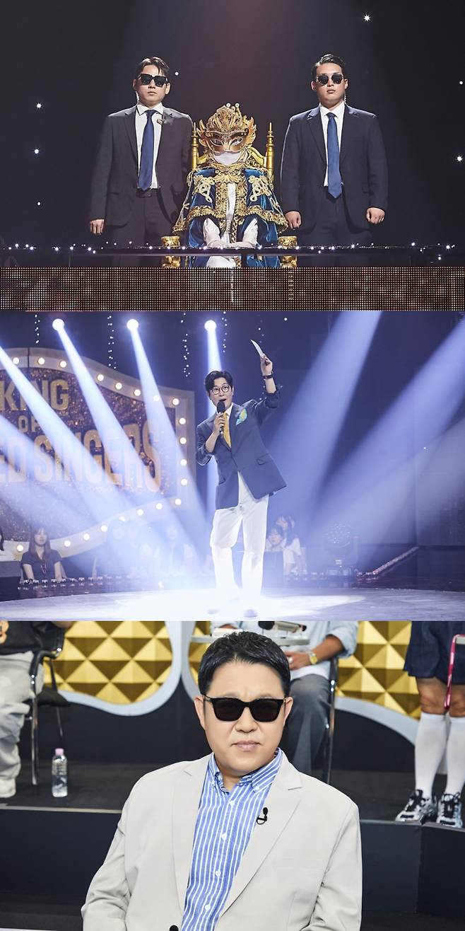 오늘(20일) 방송되는 MBC ‘복면가왕’에서는 앤틱거울을 꺾고 249대 가왕 자리를 놓고 새로운 복면 가수 8인의 듀엣 대결이 펼쳐진다. 이날 방송에는 다양한 이력의 실력자들이 등장해 기대를 모았다. 코미디언 이경실과 특별한 인연이 있다고 밝힌 복면 가수는 그녀와 관련된 에피소드를 공개해 녹화장을 웃음바다로 만들었다. 또한, ‘뮤지컬계 황태자’ 임태경을 연상시키는 압도적인 성량의 복면 가수가 등장하자, 판정단 김구라는 그의 정체를 임태경으로 확신하며 추리 열기를 더했다. 마지막으로 2010년대 가요계를 휩쓴 메가 히트곡의 주인공으로 추정되는 복면 가수가 등장해 판정단들이 다 함께 노래를 따라 부르는 등 뜨거운 반응을 이끌어냈다. 과연 이들 중 다음 라운드에 진출할 승자는 누가 될 것인지 관심이 쏠린다.