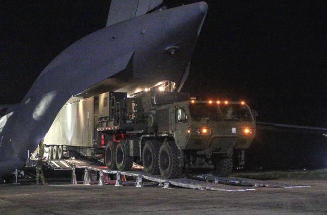 지난 4월7일 C-17 글로브마스터 3 수송기에 실려 필리핀 북부 루손섬에 도착한 타이폰 중거리 미사일 포대가 수송기를 내려오고 있다. /미 육군