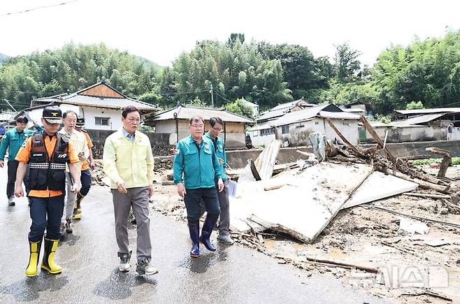 20일 박완수 경남도지사와 이승화 산청군수가 경남 산청군 산청읍 모고리 산사태 피해 현장을 확인하고 있다. /뉴시스