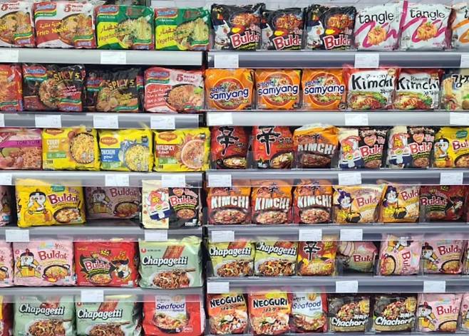 아랍에미리트 두바이에 위치한 두바이몰 내 슈퍼마켓 '웨이트로즈(Waitrose)'에 마련된 K라면 매대. 삼양식품의 불닭볶음면부터 농심의 신라면·짜파게티 등이 진열돼 있다./민영빈 기자
