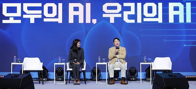 최태원 대한상공회의소 회장(오른쪽)이 18일 경북 경주시 라한셀렉트에서 열린 제48회 대한상의 하계포럼 'AI 토크쇼'에서 발언하고 있다. 왼쪽은 정신아 카카오 대표. /대한상의 제공