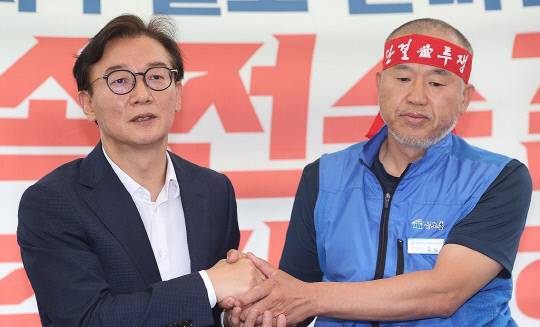 해수부 이전 반대 단식농성장 찾은 전재수 후보자. 연합뉴스