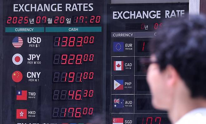 원·달러 환율이 두 달 만에 다시 1400원선에 바짝 다가선 20일 서울 중구 명동의 환전소에 환율 시세가 표시되고 있다.   달러 대비 원화 가치는 이달에만 2.6% 떨어지며, 주요 통화 가운데 엔화에 이어 두 번째로 큰 약세를 기록했다. 2025.7.20/뉴스1