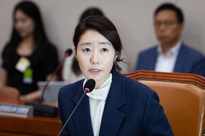 강선우 여성가족부 장관 후보자가 14일 서울 여의도 국회에서 열린 인사청문회에 출석해 의원 질의에 답하고 있다. 2025.7.14 뉴스1