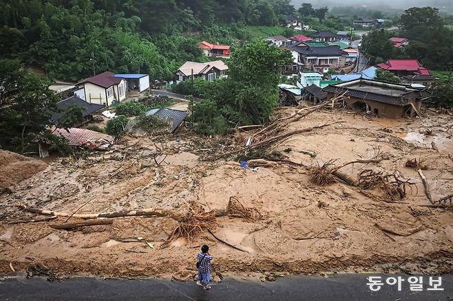 20일 경남 산청군 단성면 내원마을에서 주민 강정하 씨(67)가 전날 발생한 산사태로 쑥대밭이 된 마을을 바라보고 있다. 산청=박형기 기자 oneshot@donga.com
