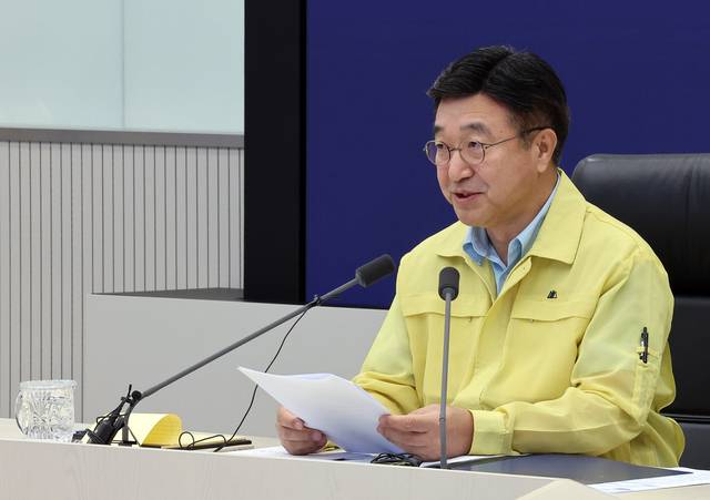 윤호중 행정안전부 장관(중앙재난안전대책본부장)이 20일 정부세종청사 중앙재난안전상황실에서 열린 호우 대처 중앙재난안전대책본부 회의를 주재하고 있다. [연합뉴스]